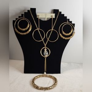 Necklace 2 pairs of beautiful earrings and a bracelet